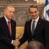Zeigten sich in Athen äußerst versöhnlich: der türkische Staatspräsident Recep Tayyip Erdogan (l) und der griechische Ministerpräsident Kyriakos Mitsotakis.