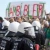 Klimaaktivisten protestieren gegen die Rodung des Waldes am Hambacher Forst. 