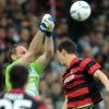 Hoffenheims Torwart Tom Starke (M) faustet den Ball vor Freiburgs Johannes Flum weg. Foto: Patrick Seeger dpa