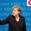 Bundeskanzlerin Angela Merkel läutet  vor Beginn einer Sitzung des CDU Bundesvorstands mit der Glocke. Foto: Michael Kappeler/Archiv dpa