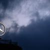 Dunkle Wolken über dem Mercedes Stern.