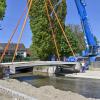 Die neue Brücke über den Mühlbach in den Dießener Seeanlagen wurde am Mittwochvormittag eingehoben.