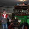 Roland Groß mit seinem International Harvester Six-Speed Special. Den Bus aus dem Baujahr 1923 gibt es weltweit nur noch in der Grosselfinger Garage des Oldtimerliebhabers. 	