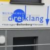 Die Musikschule Dreiklang verfügt in Bellenberg über Unterrichtsräume im modernisierten Untergeschoss der Lindenschule. 