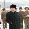Kim Jong Un im Kreise seiner Offiziere.
