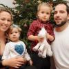 Vorfreude auf Weihnachten: Pantherverteidiger Christian Chartier und Ehefrau Adrienne lächeln, die Begeisterung der Töchter Ada (rechts) und Andi hielt sich beim Fototermin noch in Grenzen.