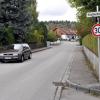 Unbekannte haben in Greifenberg-West ein Tempo-30-Schild aufgestellt. An anderer Stelle wurde die Zahl 30 auf die Straße gesprüht. 