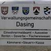 Ein Schild an der Einfahrt zum Dasinger Gemeindehof zeigt die Wappen der fünf VG-Gemeinden. Sitz der Verwaltungsgemeinschaft ist in Dasing. Mit dem Rücktritt von Erich Nagl braucht die VG nun einen neuen Vorsitzenden.