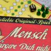 Das Spiel „Mensch ärgere Dich nicht“ hat wohl jeder schon einmal gespielt. 1907 erfand ein deutscher Unternehmer aus München den Spieleklassiker.
