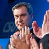 Wahlsieger Markus Söder (CSU) wird in München gefeiert.