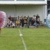 So funktioniert Bubble-Football (von links oben im Uhrzeigersinn): Nach dem Anstoß folgt der Aufprall, danach der Abprall und schließlich das Abrollen, während die nächsten Spieler anrücken. Das erste Spaßturnier dieser Art in Binswangen war am Sonntag ein Riesenerfolg. 