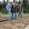 Im neuen Gelände der Naturfreunde können auch Beete gemietet werden: (von links) Astrid Ziegler, Gaby Müller, Birgit Hosp und Petra Engelhart sahen sich das Angebot gleich an. Axel Schimanski führte selbst die neue Bike-Bahn der Naturfreunde vor. 	