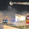 Millionenschaden bei einem Brand in einer Schreinerei in der Eberhard-Finkh-Straße. Die Polizei vermutet Brandstiftung. 