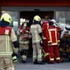 Feuerwehrkräfte vor dem Eingang des Pflegeheims Vivantes Hauptstadtpflege Haus Seebrücke.