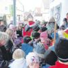 Großer Andrang herrschte beim Besuch des Nikolaus auf dem Biberbacher Weihnachtsmarkt. 