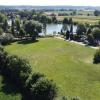 Das Erholungsgebiet Ludwigshof am See bei Mühlhausen. Die Aufnahme zeigt den Blick Richtung Südosten. Rechts im Hintergrund ist der Flughafen zu sehen.