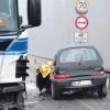 Auf eisglatter Fahrbahn an der Auwaldbrücke bei Lauingen verlor gestern Morgen eine 50-Jährige die Kontrolle über ihren Wagen. Sie erlag noch am Unfallort ihren Verletzungen.  