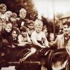 Herbert Remmel (letzte Reihe, zweiter von links) und andere deutsche Kinder der Operation Shamrock in Castlebellingham, Ireland. Die Kinder der „Operation Shamrock“ wurden auf verschiedene Pflegefamilien verteilt.  	