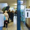 Die Wähler stehen in Schwerin bei der Landtagswahl vor einem Wahllokal in einer Schlange an.
