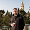 Nikodemus Schnabel ist Abt der Benediktinerabtei Dormitio in Jerusalem, deren Turm im Hintergrund zu sehen ist.