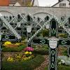 Auf dem Friedhof um die Kirche von Haunsheim erhält jedes Grab seit den 30er-Jahren des letzten Jahrhunderts ein Holzkreuz.