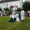 Im Pfarrgarten feierten Pfarrer Jörg Biercher und Kaplan Aneesh einen Gemeinschaftsgottesdienst, links der Projektchor, rechts der Pastoralrat.