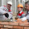 Der autoritäre weißrussische Präsident Alexander Lukaschenko (l) gibt sich volksnah. Er gilt als letzter Diktator Europas. Foto: Maxim Gushek dpa