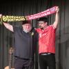 Wenn sich ein glühender Bayern-Fan (Helmut A. Binser, rechts) und ein nicht minder glühender Fan von Borussia Dortmund (Tscharlie Hemmer) in den Armen liegen – dann ist das wohl eine echte Freundschaft. 	 