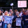 „Wir werden die Diktatur zu Fall bringen“, riefen die Demonstranten in Warschau, die in Sorge um die polnische Verfassung sind.  	