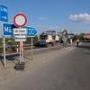 An der Anschlusstelle in Fahrtrichtung München wird der Asphalt ausgetauscht. Dafür musste der Verkehr umgeleitet werden.