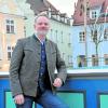 Ulrich Singer in Wemding – hier hat der Jurist seine Kanzlei. Er will die  des Landkreises verbessern und Panik in der Politik vermeiden. 	