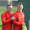 Wayne Rooney wünscht (l) wünscht seinem bald ehemaligen Teamkollegen Bastian Schweinsteiger viel Glück beim nächsten Karriereschritt.