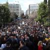 Demonstration gegen die Zustände bei der Bahn auf dem Syntagma-Platz in Athen: Immer neue Details zeigen, wie schwer das Versagen der Bahn und der Behörden war, das zu dem Frontalzusammenstoß mit 57 Toten führte.