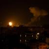 Nach einem israelischen Luftangriff im Zentrum des Gazastreifens steigen Feuer und Rauch auf.