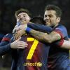 David Villa freut sich mit Lionel Messi und Daniel Alves. Der FC Barcelona hat gegen AC Mailand gewonnen.