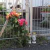 Am Tag nach der schrecklichen Tat im vergangenen September hatten Bekannte am Haus der Getöteten Blumen und Kerzen abgelegt.