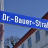 Die Dr.-Baur-Straße liegt in der Bayervorstadt in Landsberg. Allerdings ist der Name auf dem Schild falsch geschrieben.