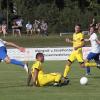 Hart umkämpft war das Derby im Auwaldstadion. Gast Holzheim (links David Peter, rechts Kapitän Johannes Scheider) unterlag dem FC Lauingen (am Boden Daniel Müller, Zweiter von rechts Lukas Hummel) letztlich knapp mit 0:1. Foto: Karl Aumiller