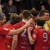 Ein typisches Bild in dieser Bayernliga-Spielzeit: Die Günzburger Handballer feiern zusammen mit ihrem Trainer Gábor Czakó einen von insgesamt 14 Siegen. Durch die Quotientenregel rückten sie nun an die Tabellenspitze und steigen in die 3. Liga auf. 	
