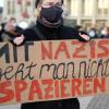 21.11.2020, Sachsen, Leipzig: Eine Teilnehmerin einer linken Demonstration hält auf dem Augustusplatz ein Schild mit der Aufschrift «Mit Nazis geht man nicht spazieren». Mehrere Hundert Menschen protestieren gegen eine geplante Kundgebung von Kritikern der Corona-Politik der Bundesregierung. Aufgerufen hatte das Aktionsnetzwerk «Leipzig nimmt Platz». Foto: Sebastian Willnow/dpa-Zentralbild/dpa +++ dpa-Bildfunk +++