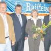 Nach über 38 Jahren im Betrieb wurde Hildegard Braun von Bankdirektor Franz Schmaus (rechts), Günter Hahn (Zweiter von links) und Lagerleiter Leonhard Geil verabschiedet. 