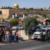Palästinensische Gläubige beten außerhalb der Altstadt von Jerusalem, während israelische Streitkräfte Wache stehen.