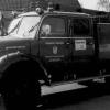 Feuerwehrgeschichte in Leeder: Vorne das Fahrzeug, das von 1956 an im Einsatz stand und ins Museum nach Kaufbeuren wanderte, dahinter sein Nachfolger bei der Weihe im Mai 1988. 