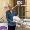 Die Grafikerin Theresa Thierjung unterstützt als Grafikerin das vhs-Team am Ammersee. Auf dem Foto präsentiert sie das gedruckte Herbstprogramm.