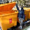 Susanne Quappe aus dem Augsburger Stadtteil Göggingen hat sich beim Entsorgen des Mülls an der Gelben Tonne verletzt.