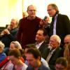 Im Anschluss an die Podiumsdiskussion konnten die Zuhörer am Dienstagabend in der Fuggerhalle in Weißenhorn ihre Fragen an die Landratskandidaten richten.  	
