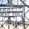 Dieses Tor mit dem zynischen Spruch „Arbeit macht frei“ mussten die Gefangenen des Konzentrationslagers Dachau passieren. Dort gehen heute auch die Besucher der Gedenkstätte durch. 
