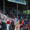 Auf den Zuschauerrängen des Stadions an der Memminger Straße in Erkheim geht es heiß her. Anhänger des SV Egg a. d. Günz (rot) und die Heimfans des TV Erkheim (blau) feuern lautstark ihre Mannschaften im Relegationsderby an. 