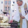 Stadtpfarrer Fellner entzündete beim Kleinkindergottesdienst am Karsamstag im Pfarrgarten von St. Peter das Osterfeuer. 