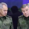 Russlands Verteidigungsminister Sergej Schoigu (links) hat Generalstabschef Waleri Gerassimow zum neuen Kommandeur der russischen Truppen in der Ukraine ernannt. 